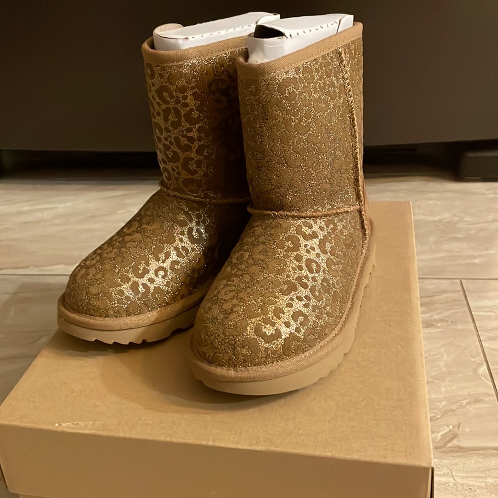 UGG Kids’ classic glitter leopard size 2 youth
